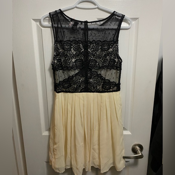 Lace Short Dress - BNWT - Picture 2 of 5
